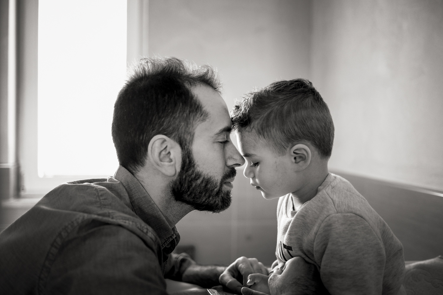 papà e figlio in bagno