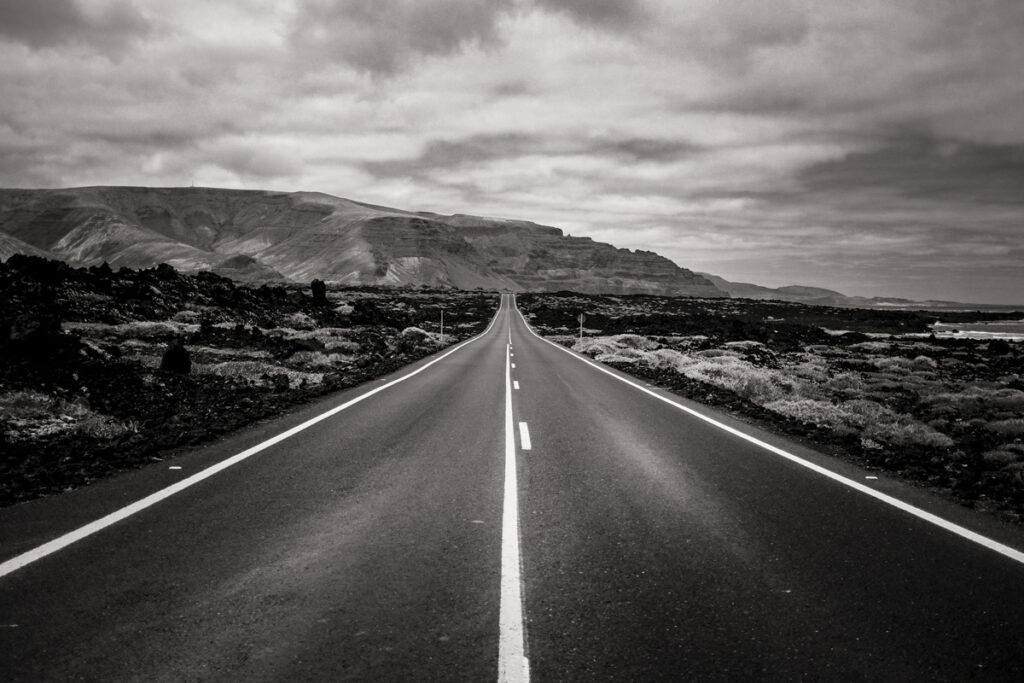 Strada con paesaggio desertico che va verso l'infinito