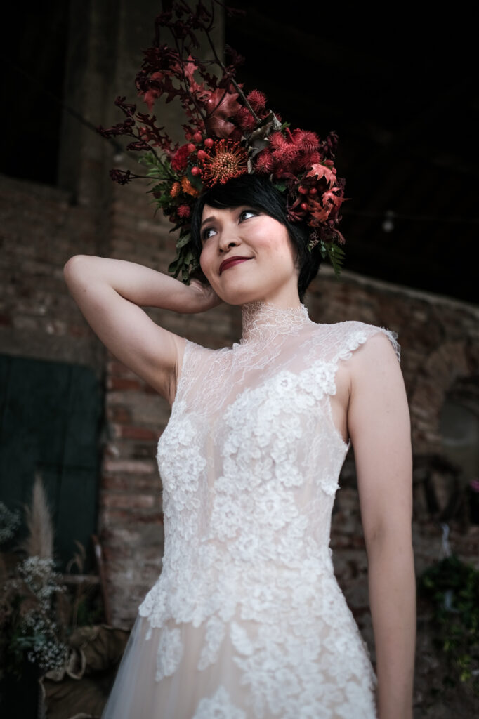 asiatica con vestito a fiori da sposa