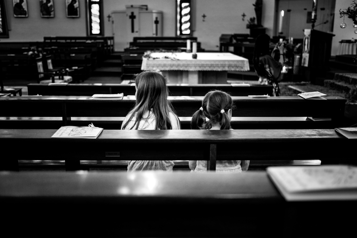 bambine sedute sulle panche in chiesa