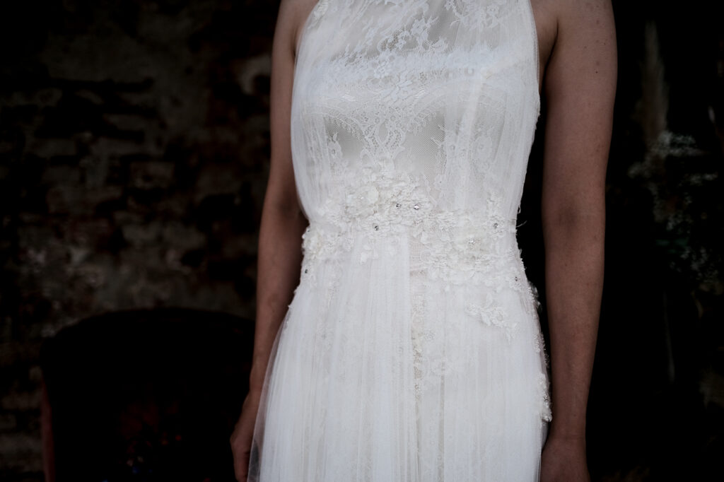 dettaglia dell'abito da sposa