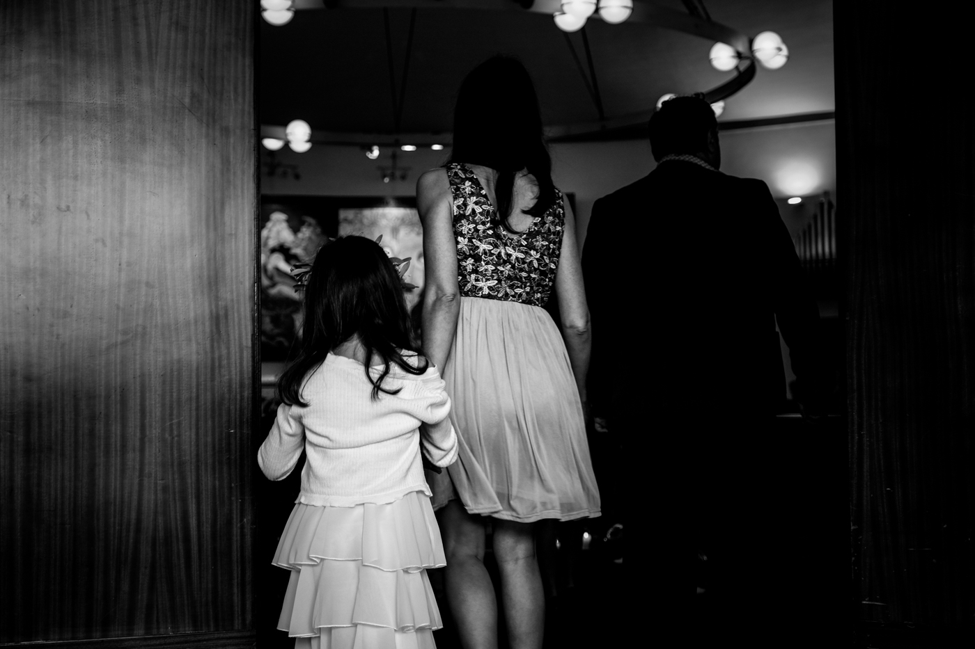 ragazza con bimba all'ingresso della chiesa