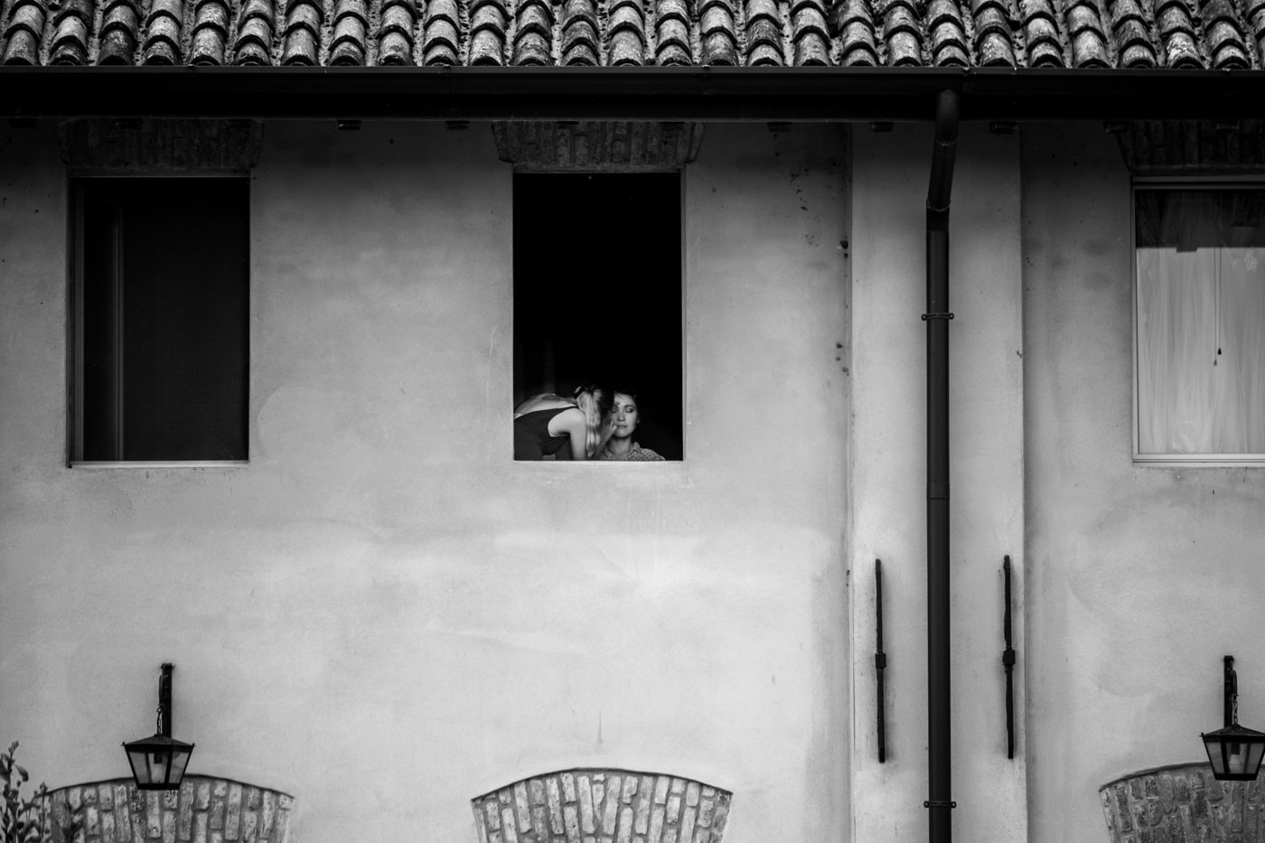 trucco della sposa alla finestra