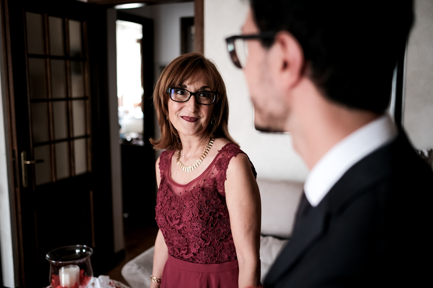 mamma dello sposo guarda il figlio