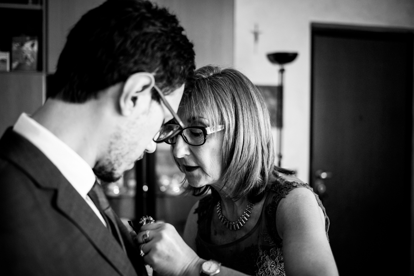 mamma sistema il fiore all'occhiello del figlio sposo