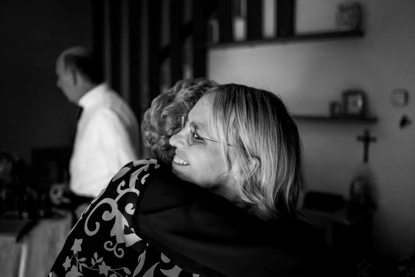 nonna abbraccia la sposa