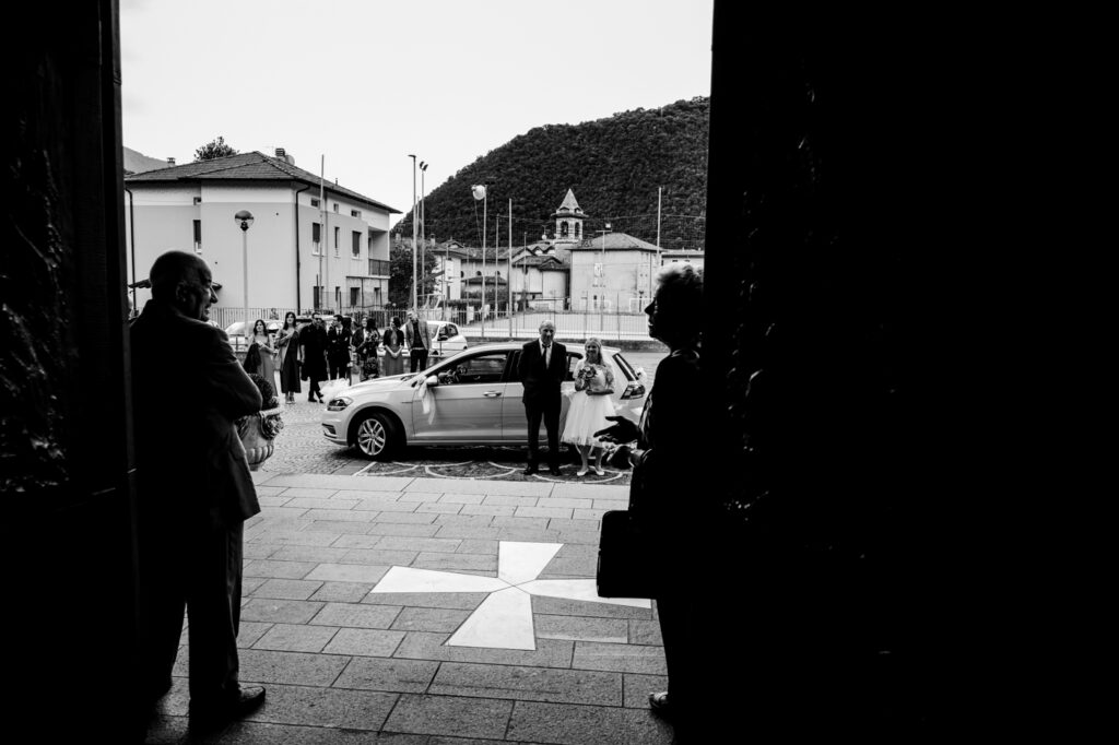 nonni aspettano la sposa all'ingresso della chiesa