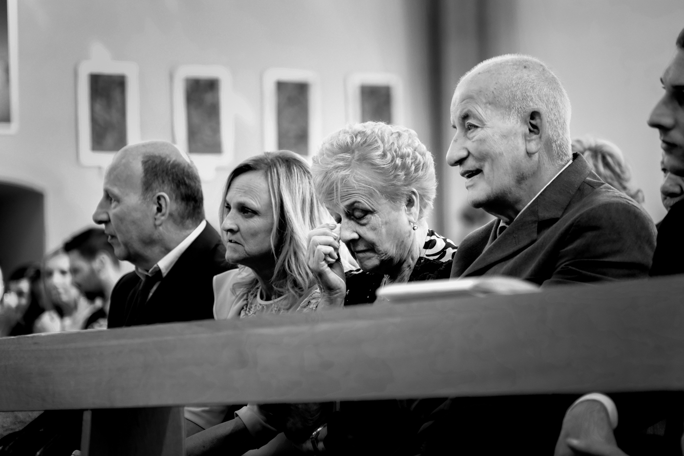 nonna piange durante la messa del matrimonio
