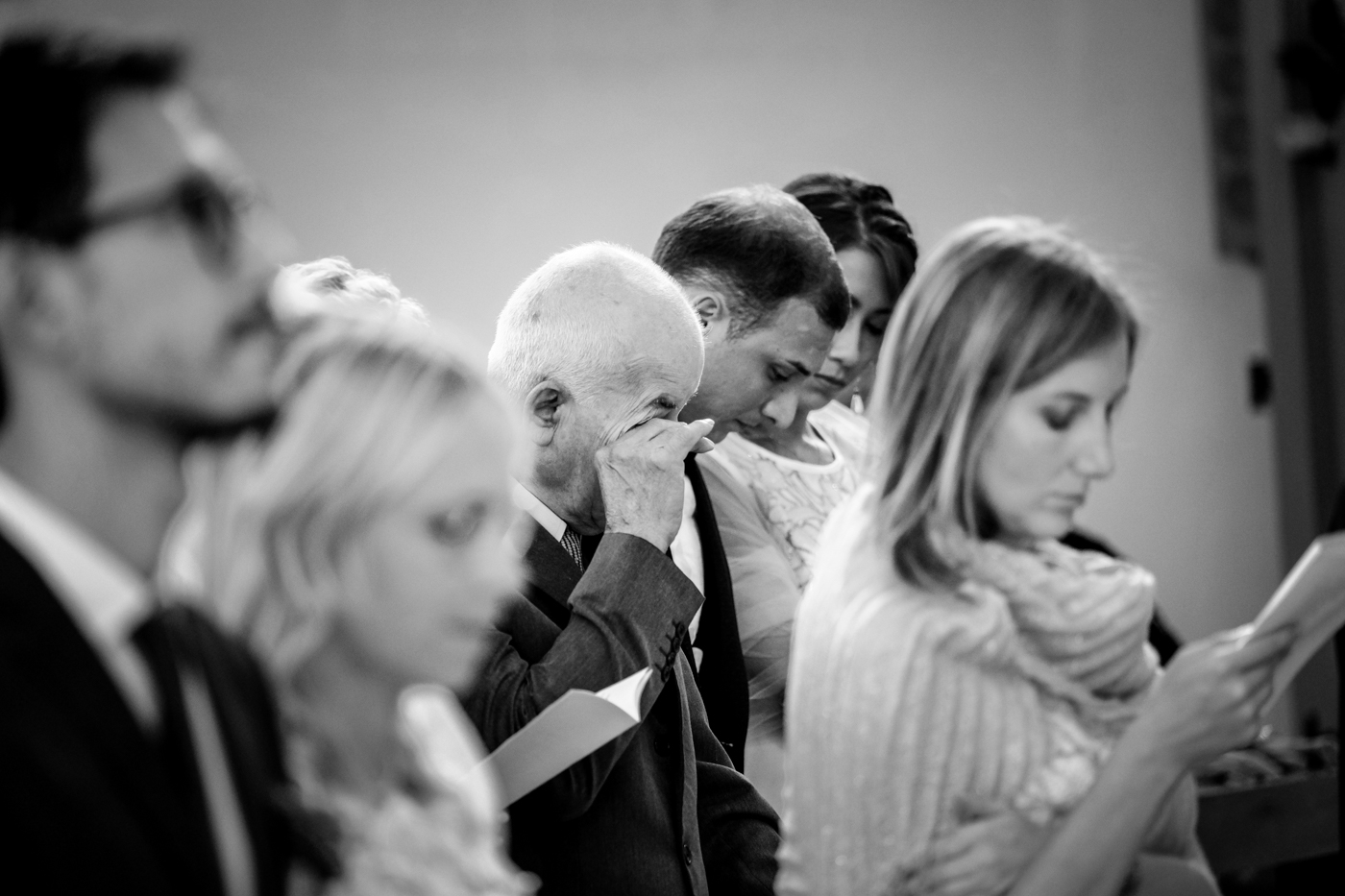 nonno si commuove durante il matrimonio