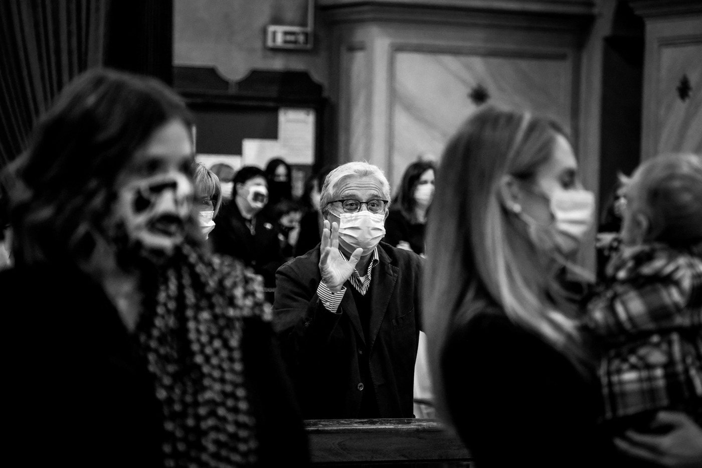 nonno saluta nipote in chiesa