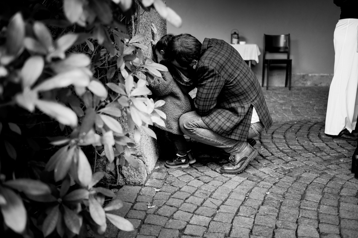 padre e figlia giocano a nascondino