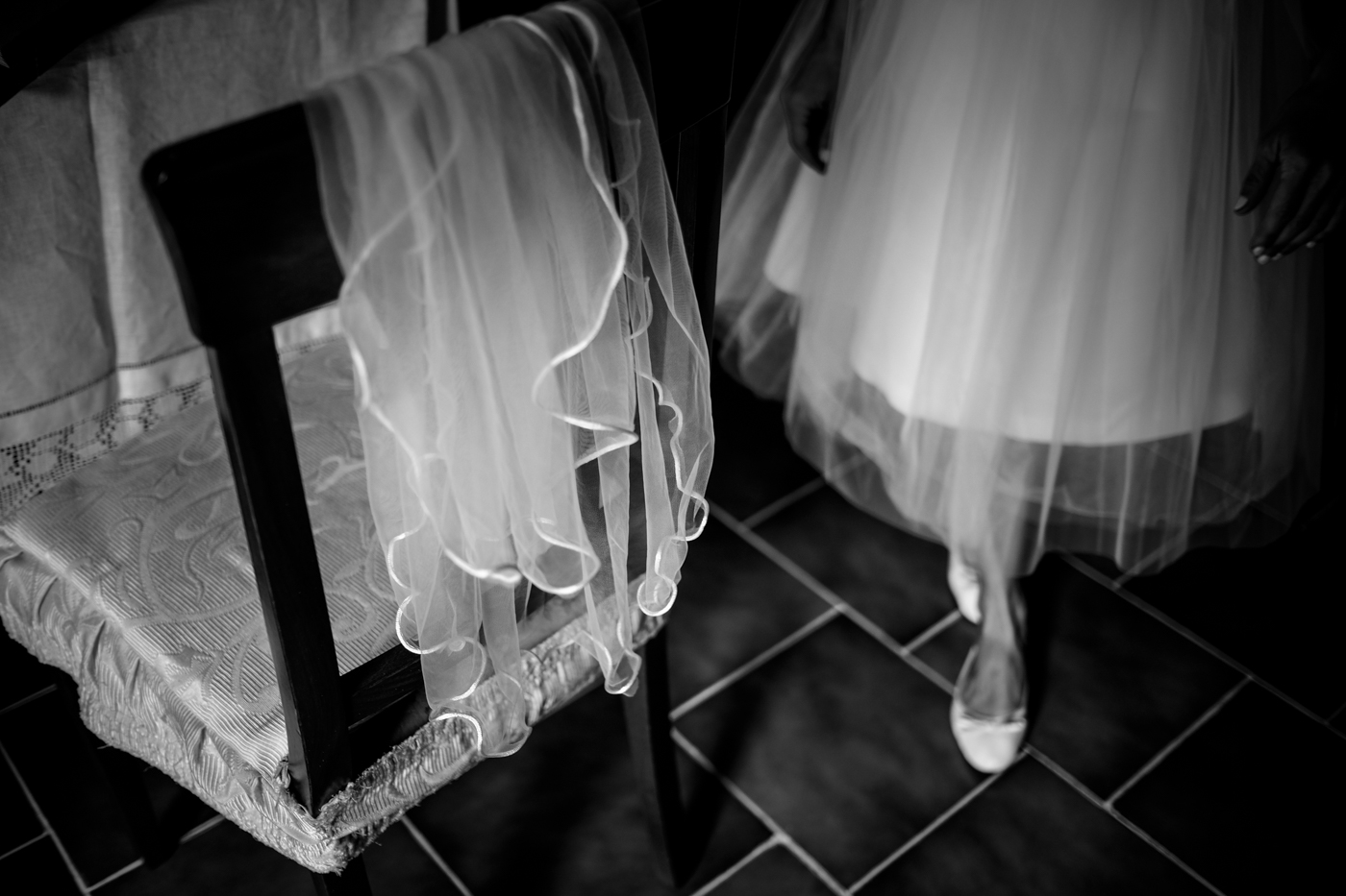piedi della sposa e vestito su sedia