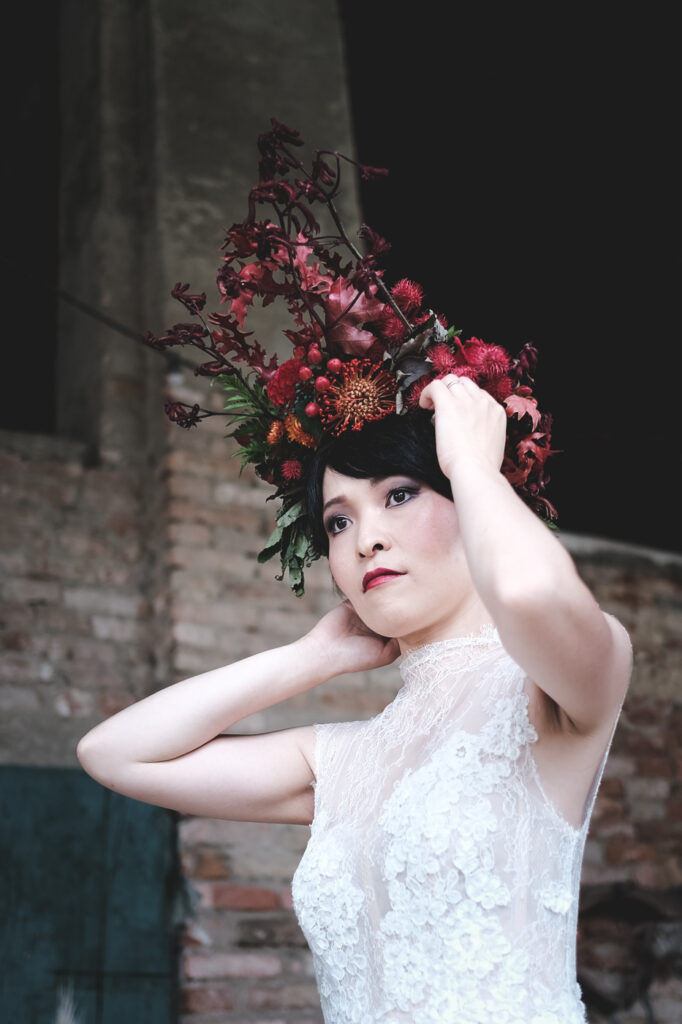 sposa giapponese si sistema il cappello di fiori