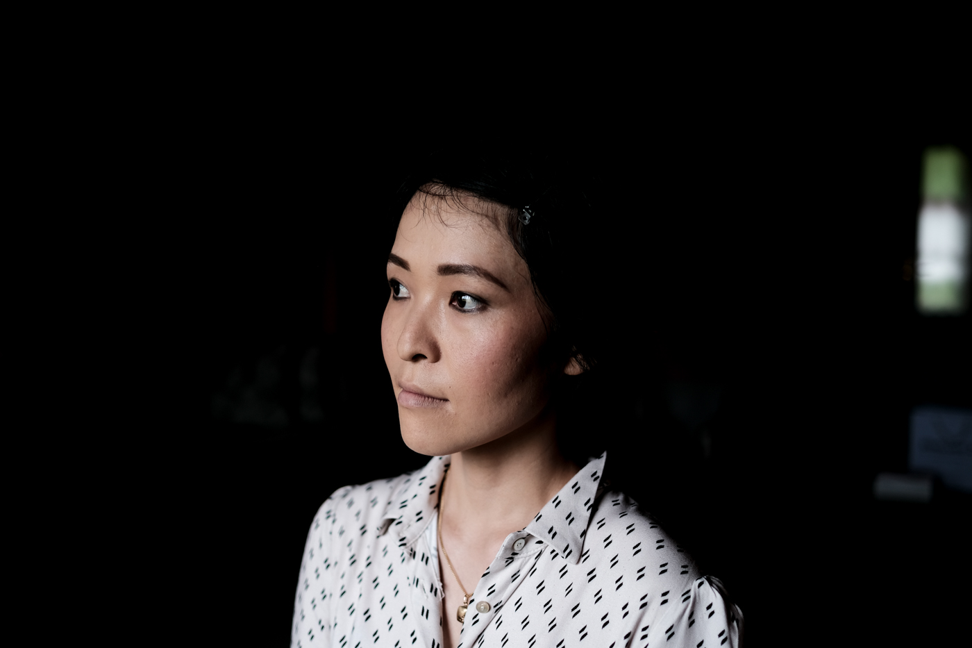 donna giapponese con sfondo scuro