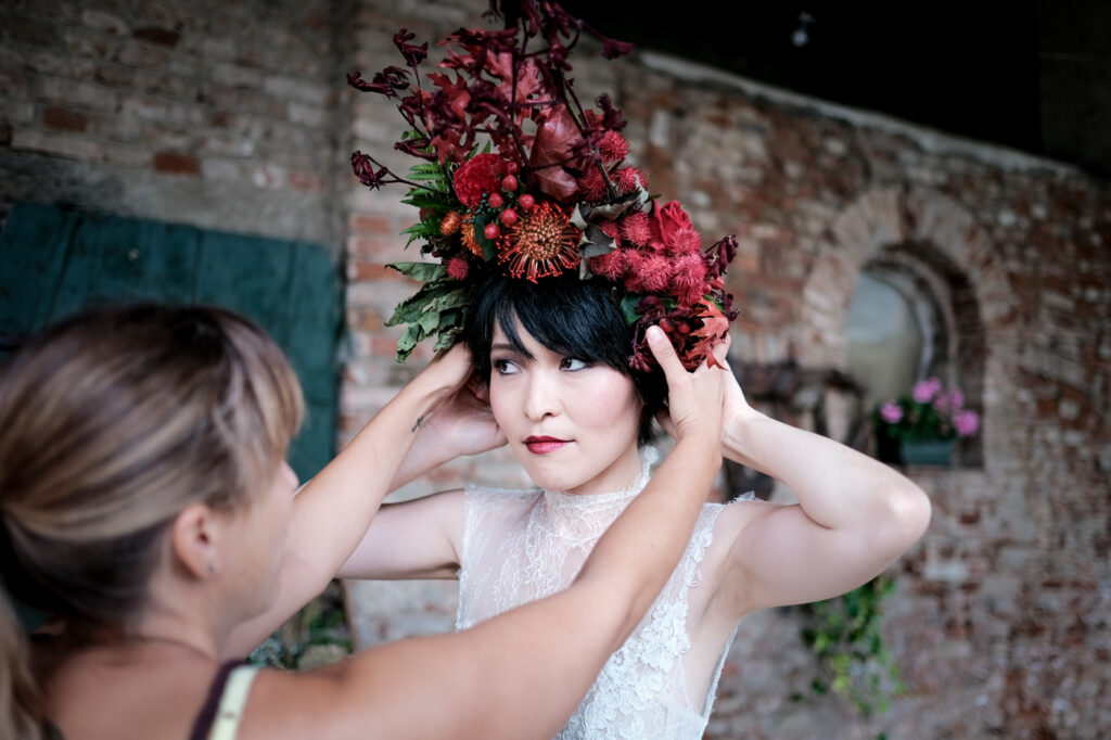 ragazza sistema fiori in testa a sposa