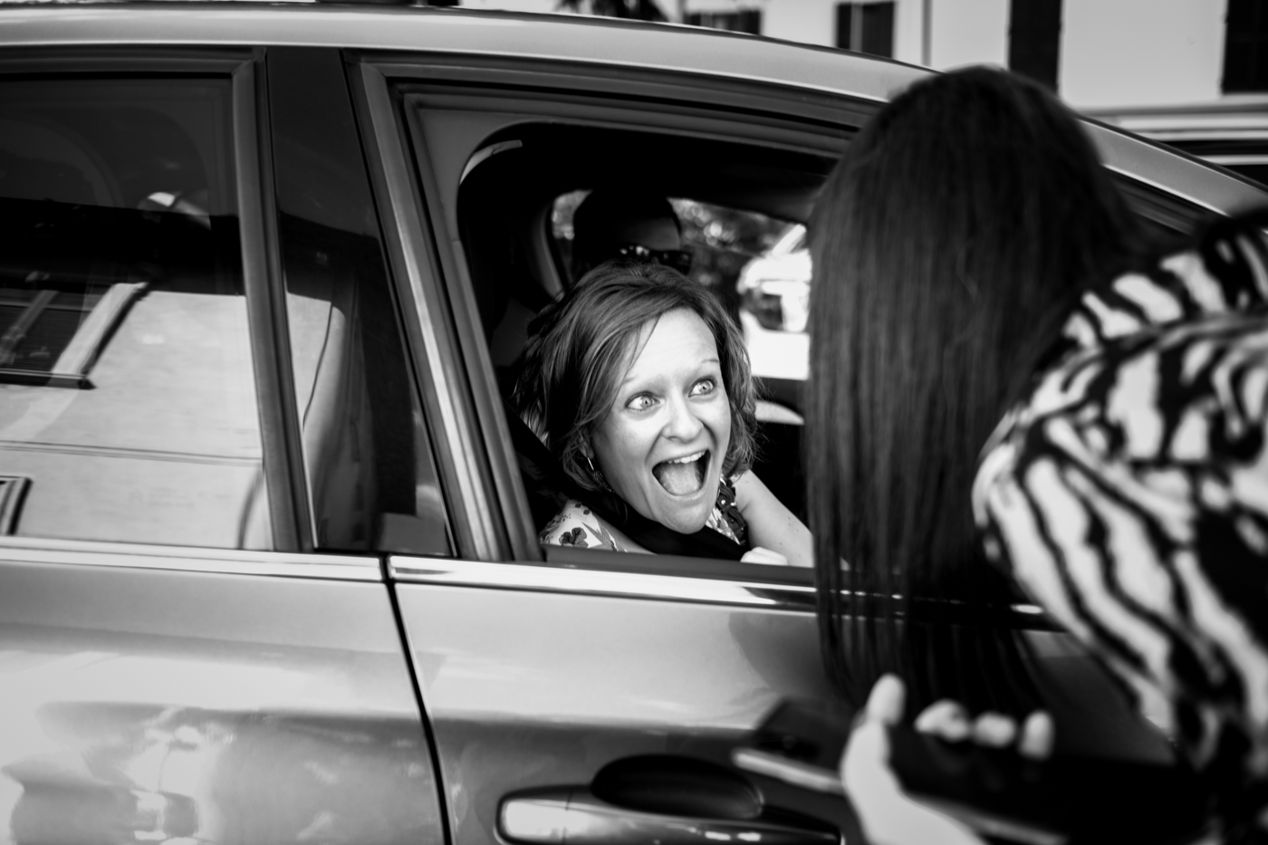 ragazza sorpresa in macchina