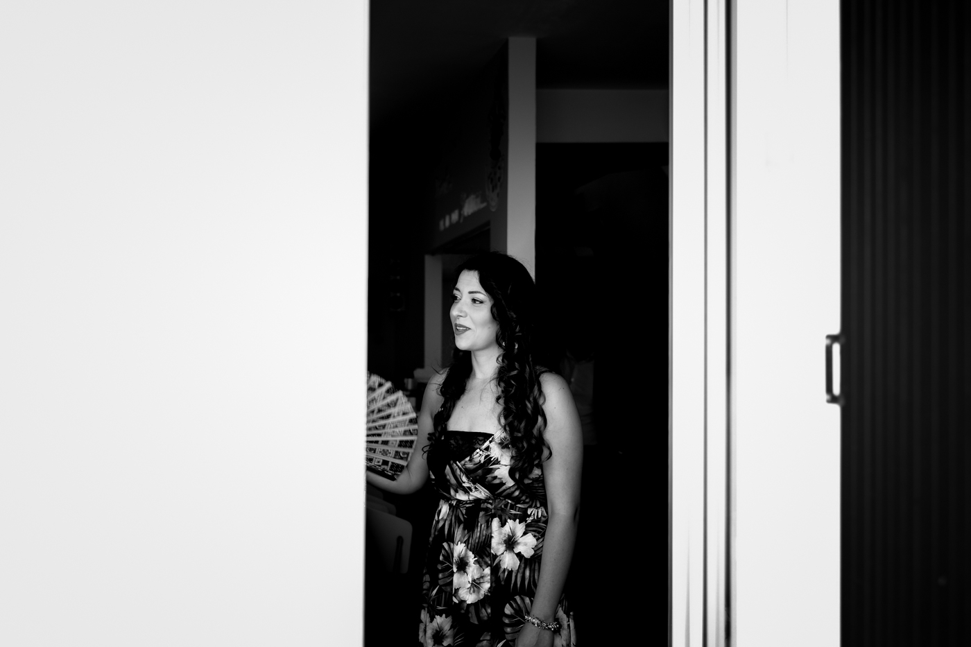 ragazza alla finestra con ventaglio