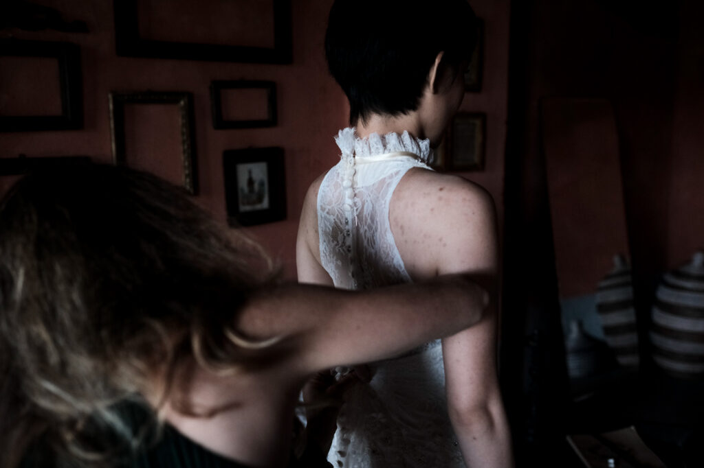 sarta allaccia l'abito alla sposa