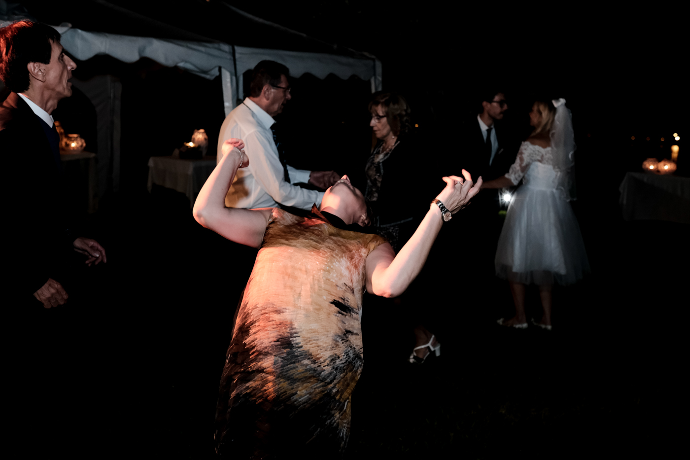 casque di una signora durante i balli del matrimonio