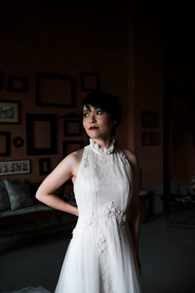 sposa con sfondo scuro
