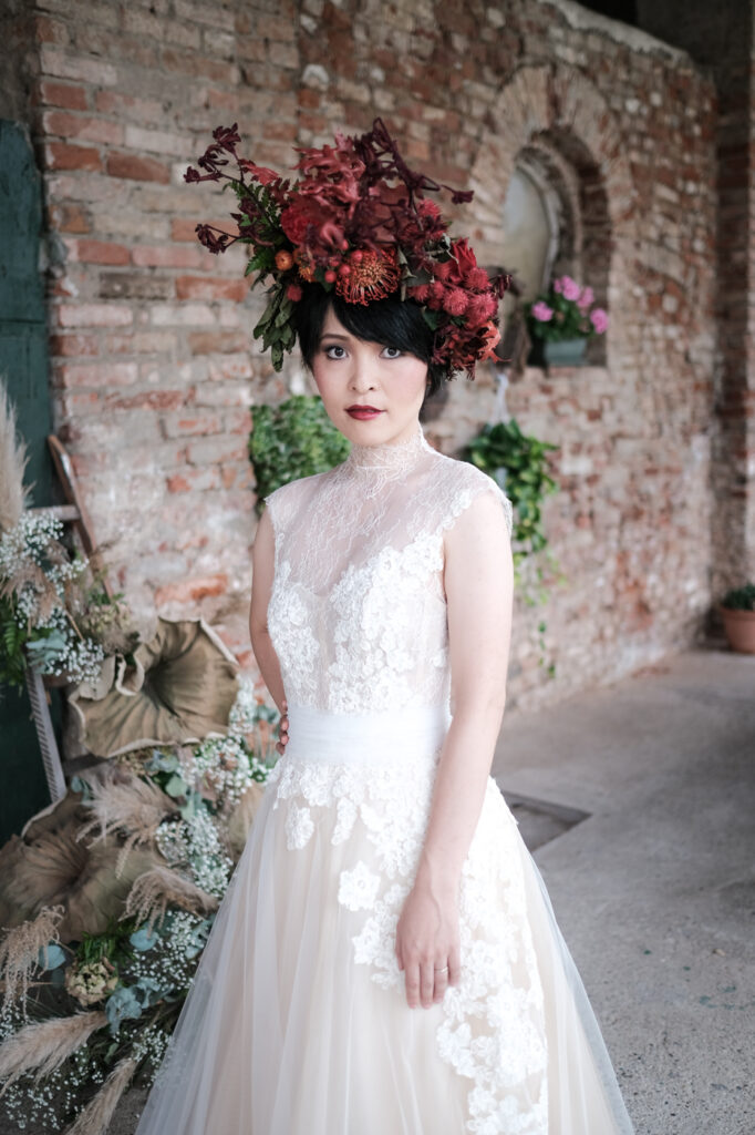 sposa sotto portico rustico