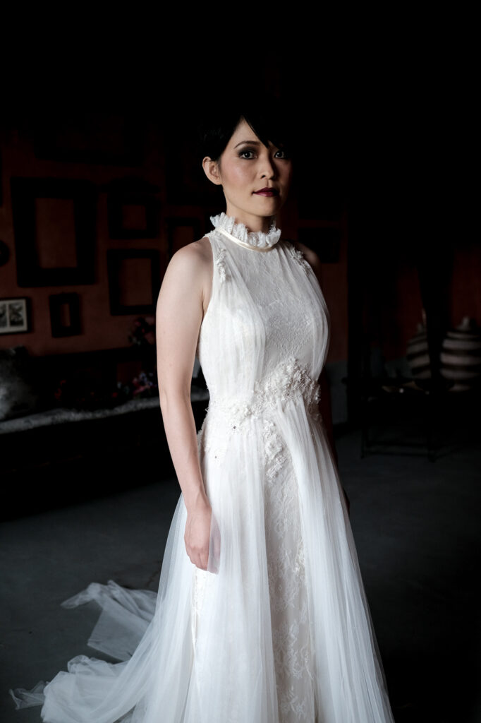 giovane giapponese con abito da sposa