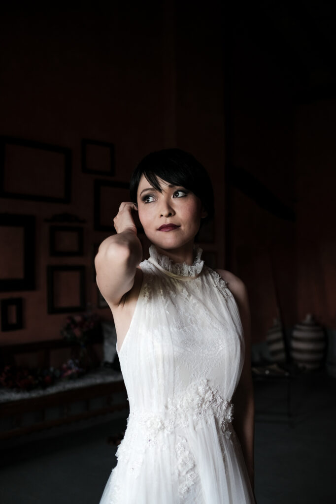 sposa giapponese si sistema i capelli