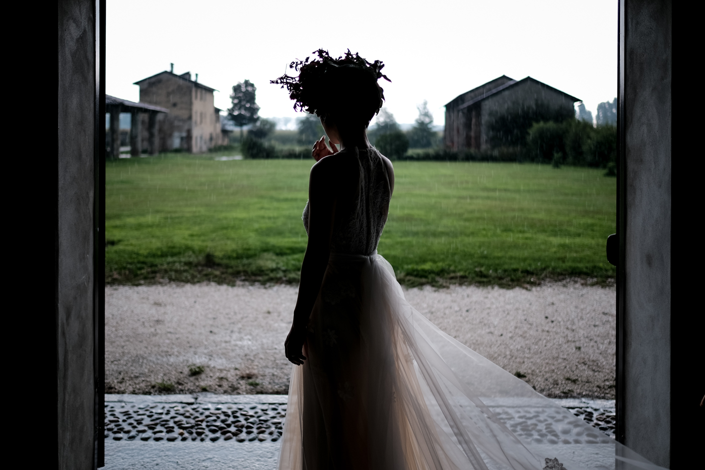 sposa di spalle guarda il giardino