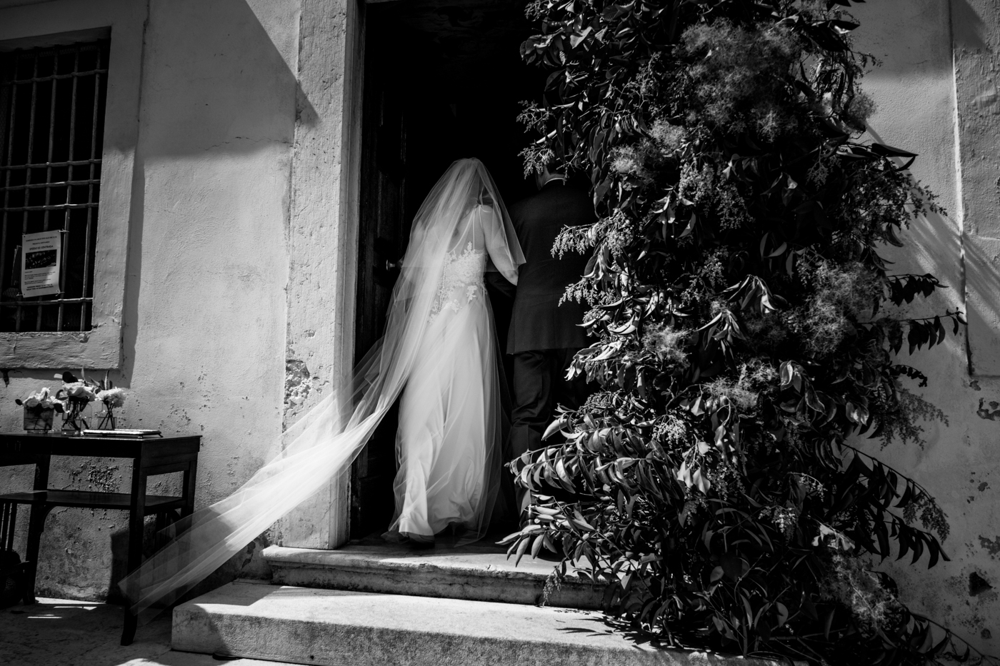 sposa entra in chiesa vista da esterno