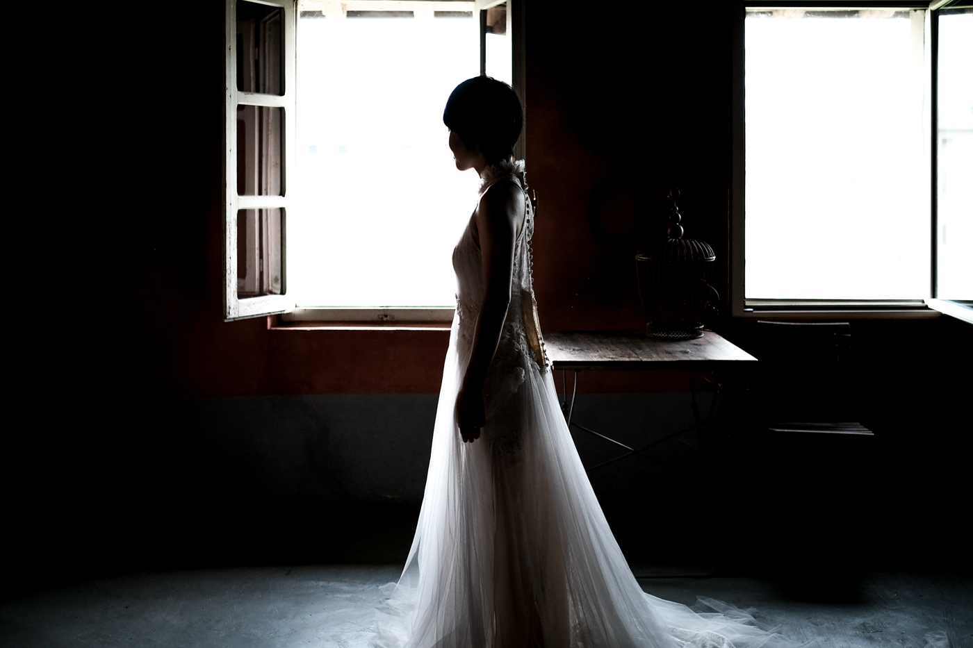 sposa con abito controluce