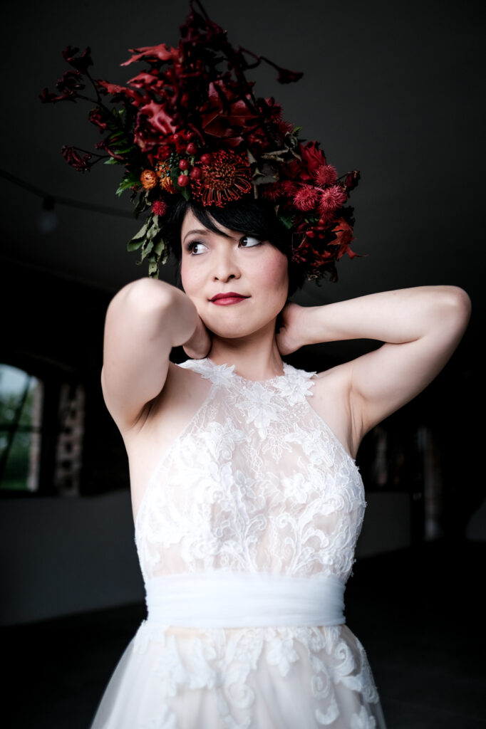 sposa giapponese con cappello di fiori