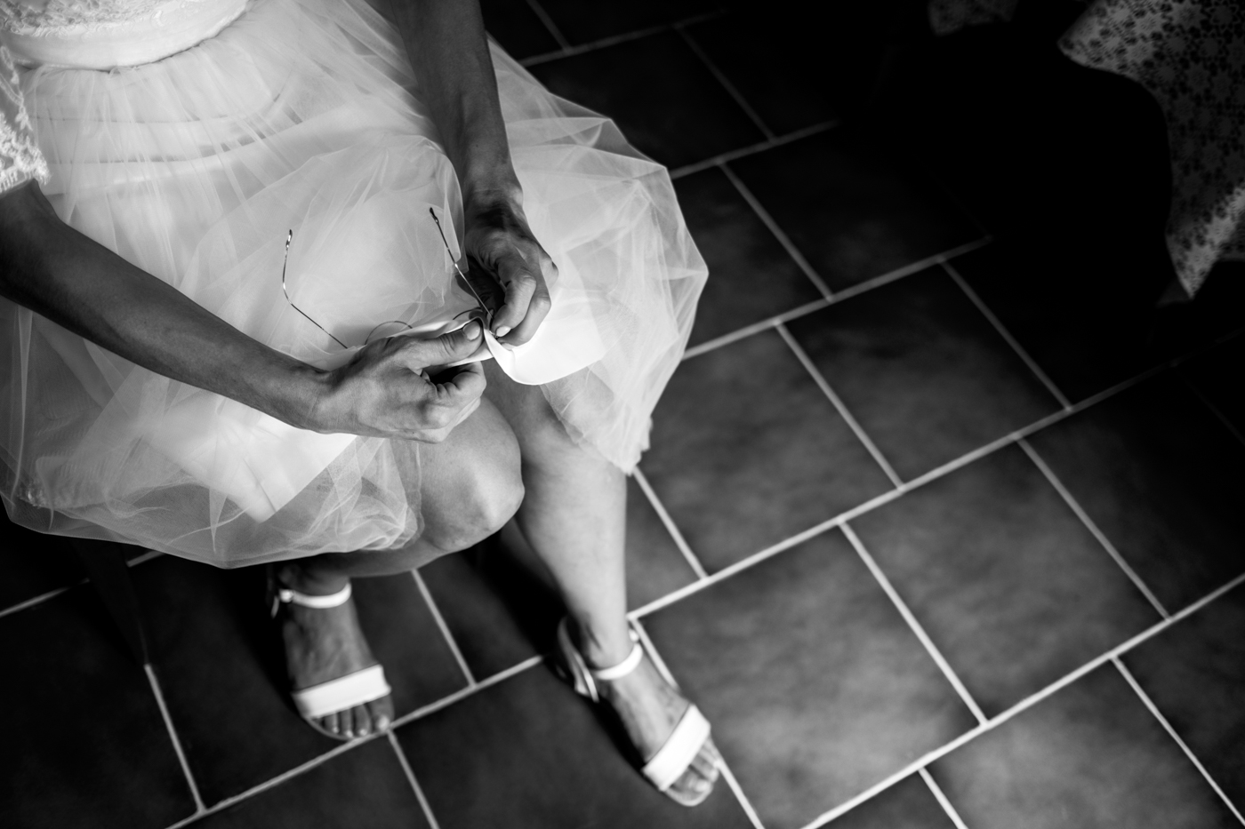 sposa pulisce occhiali nel vestito