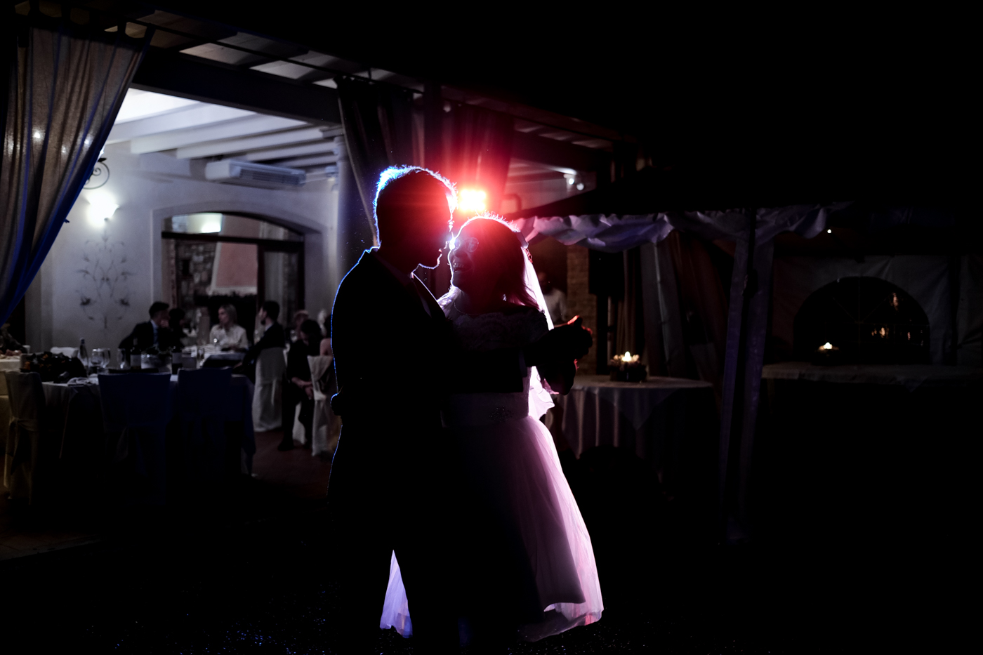 ballo degli sposi in controluce