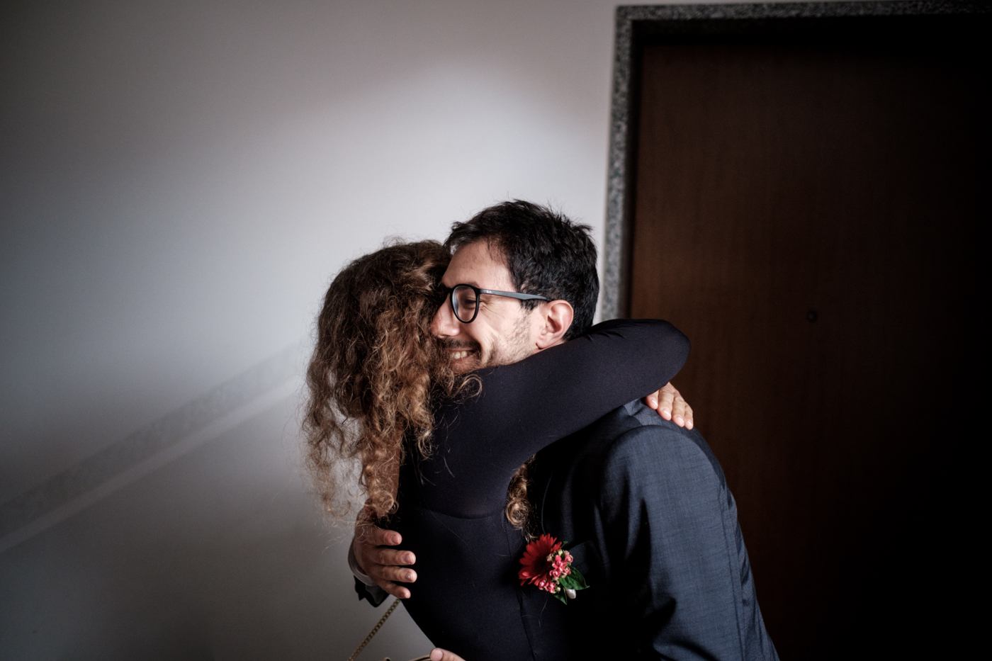 lo sposo abbraccia un'amica a casa