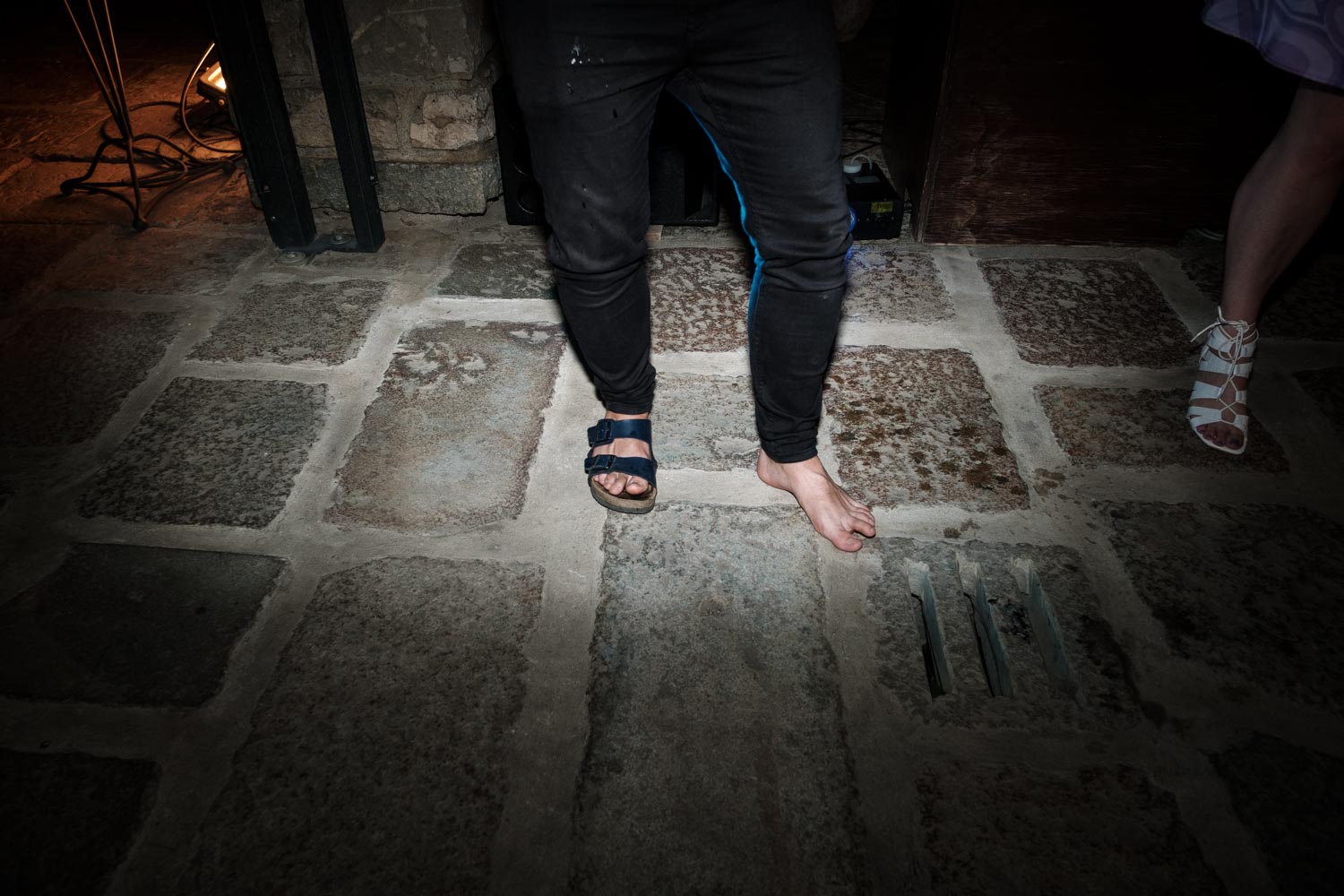 E' molto timida e riservata e questo me l'aveva premesso, cerco quindi di non essere minimamente invadente e di ricordare che sono lì perché lei me l'ha concesso.