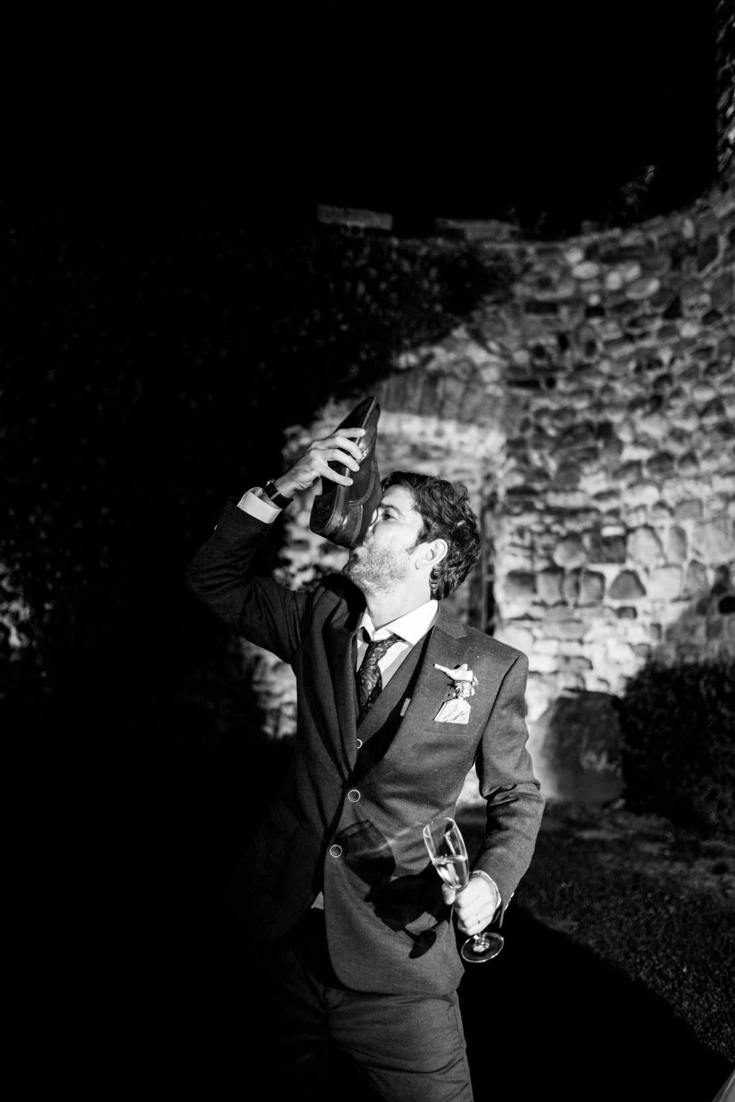 E' molto timida e riservata e questo me l'aveva premesso, cerco quindi di non essere minimamente invadente e di ricordare che sono lì perché lei me l'ha concesso.