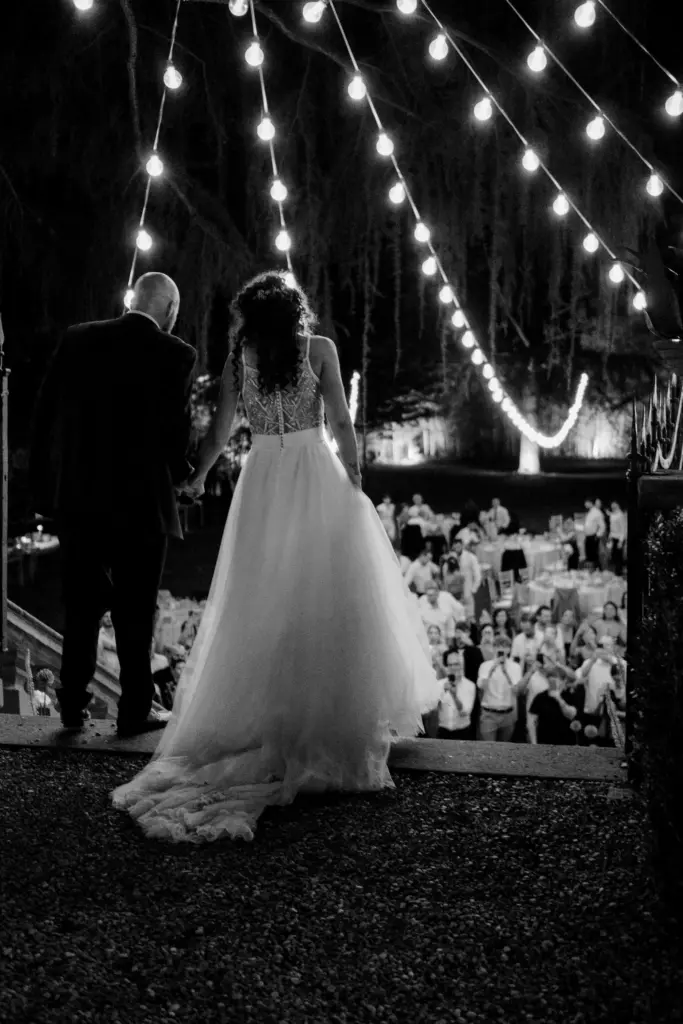 Matrimonio a Villa Fassati Barba, Passirano, Franciacorta – gli sposi arrivano alla cena sotto le luci, in bianco e nero
