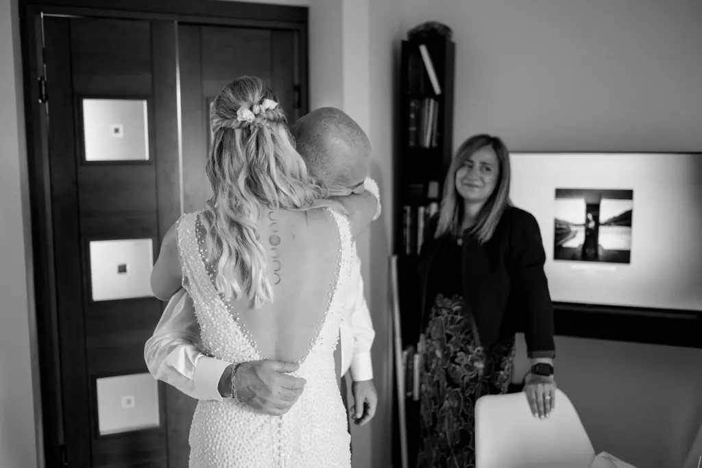 Matrimonio a Villa Fiordaliso, Lago di Garda – le amiche abbottonano l'abito sulla schiena della sposa