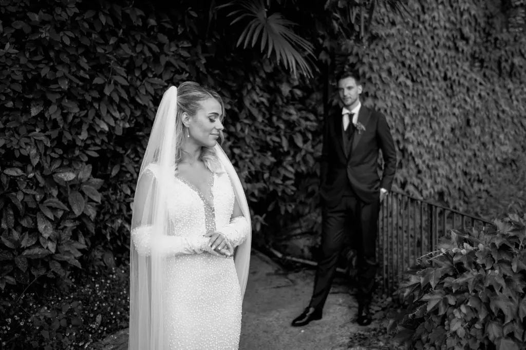 Matrimonio a Villa Fiordaliso, Lago di Garda – gli sposi nel giardino tra l'edera, in bianco e nero