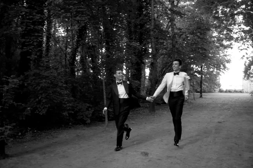 Matrimonio al Convento dell’Annunciata, Rovato – sposi che corrono nel bosco, reportage di Roberto Cesari