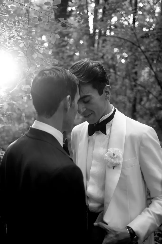 Matrimonio al Convento dell’Annunciata, Rovato – abbraccio degli sposi, reportage di Roberto Cesari