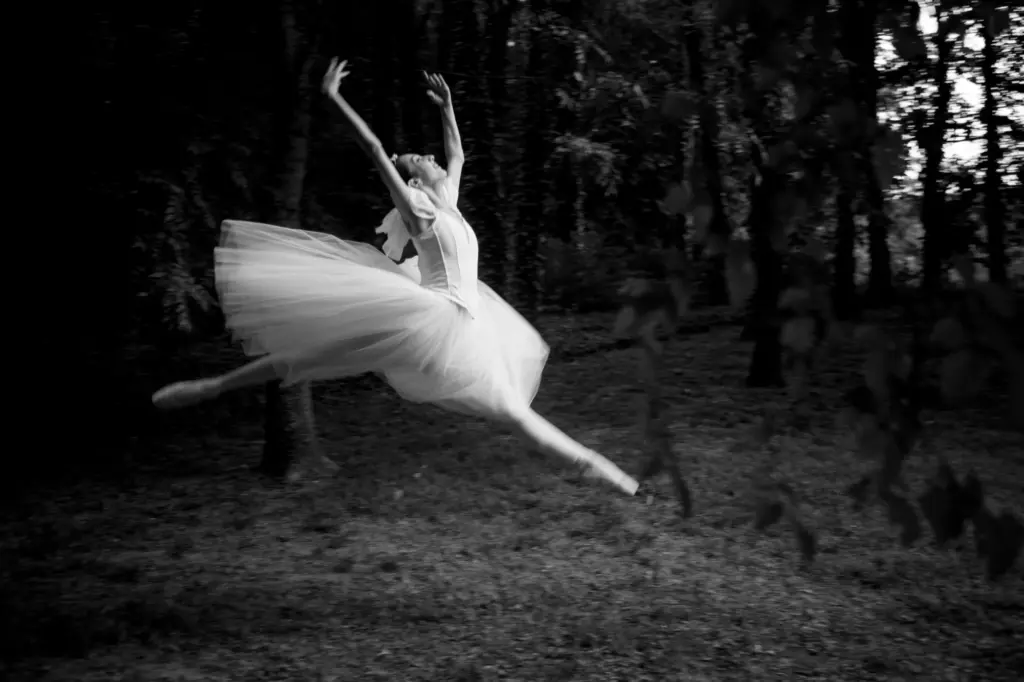 Matrimonio al Convento dell’Annunciata, Rovato – ballerina durante la festa, reportage di Roberto Cesari