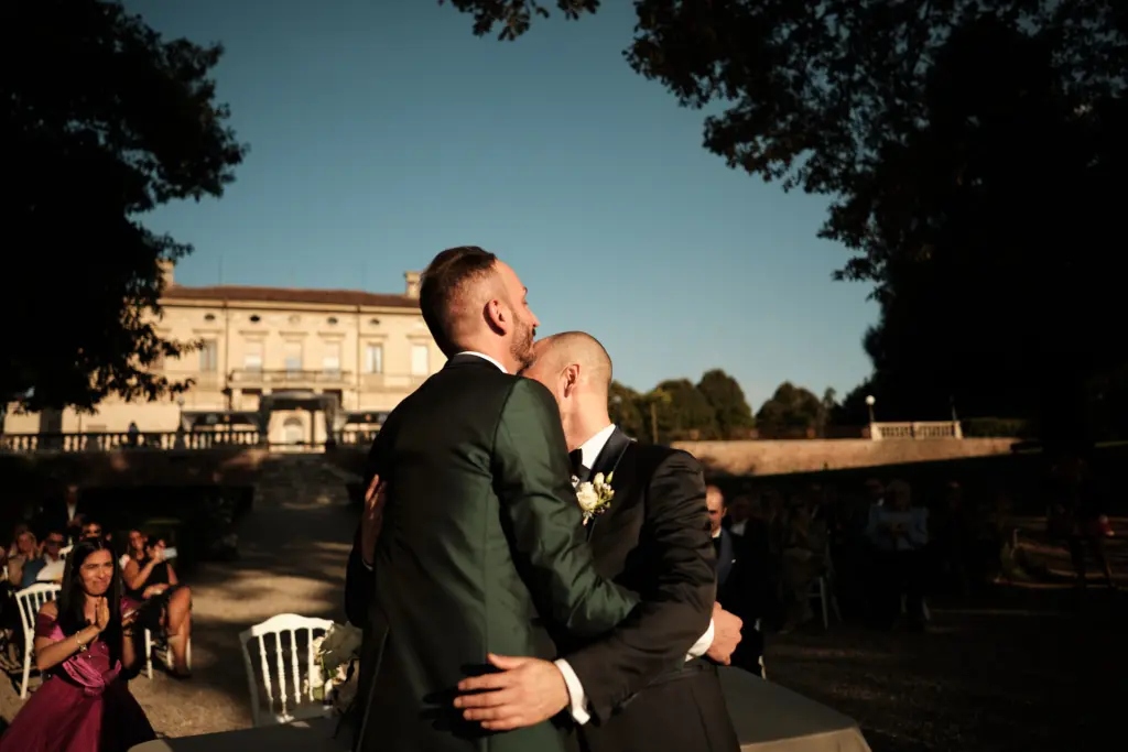 Matrimonio a Villa Zaccaria, Bordolano – abbraccio degli sposi davanti alla villa, reportage di Roberto Cesari