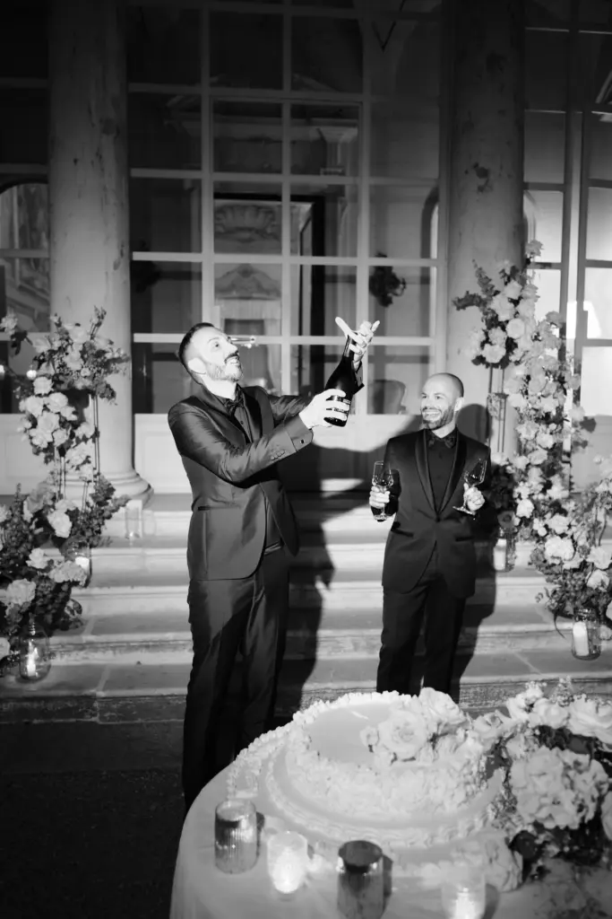 Matrimonio a Villa Zaccaria, Bordolano – il taglio della torta sulla scalinata, in bianco e nero