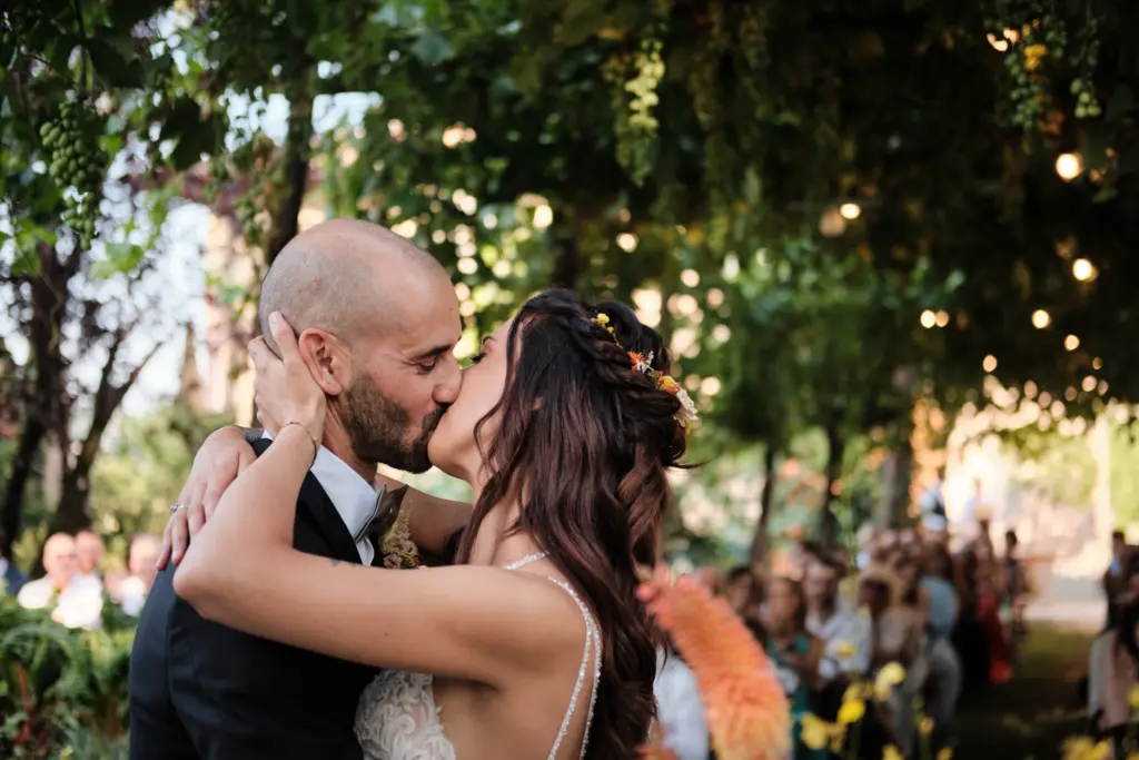 Matrimonio a Villa Calini, Coccaglio, Franciacorta – bacio degli sposi tra gli invitati