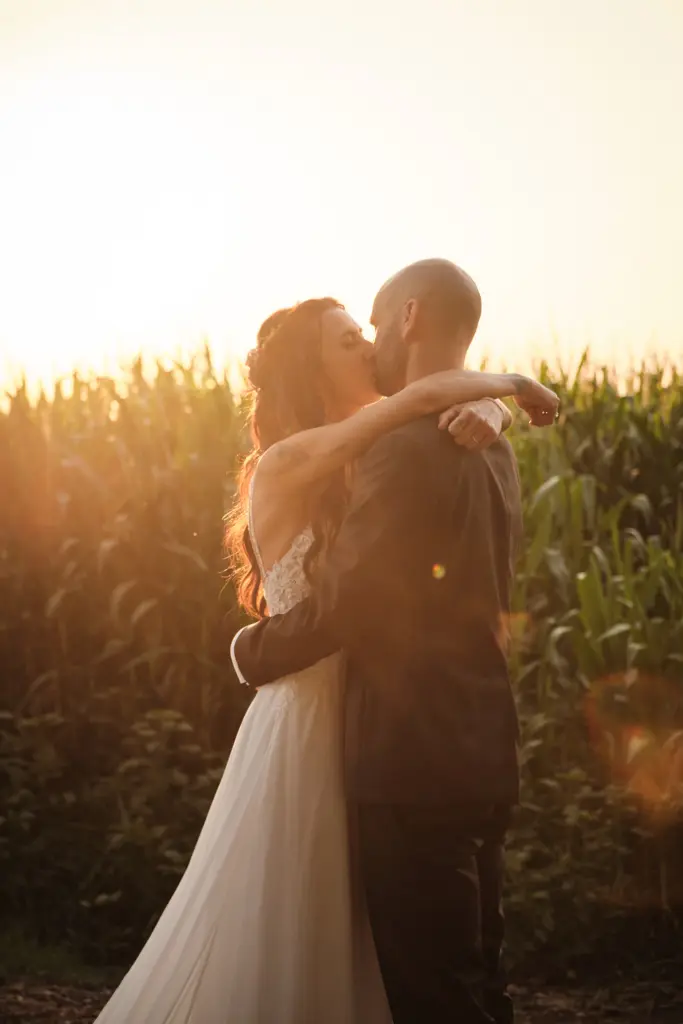 Matrimonio a Villa Calini, Coccaglio, Franciacorta – gli sposi abbracciati al tramonto tra i campi