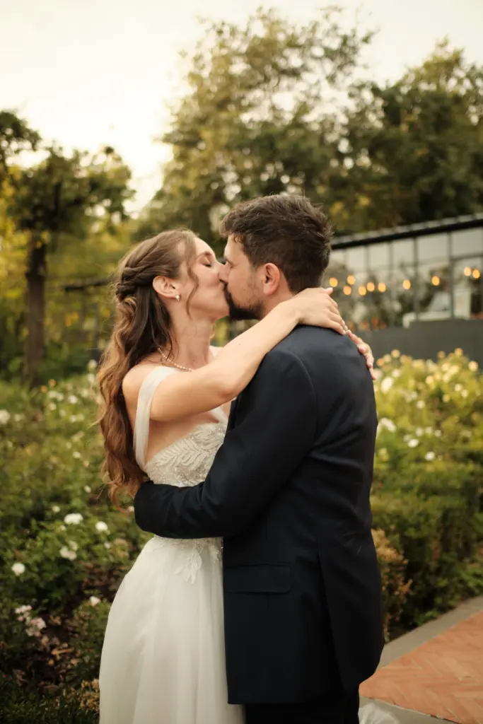 Matrimonio a Vivilo al Priore, Franciacorta – bacio degli sposi in giardino
